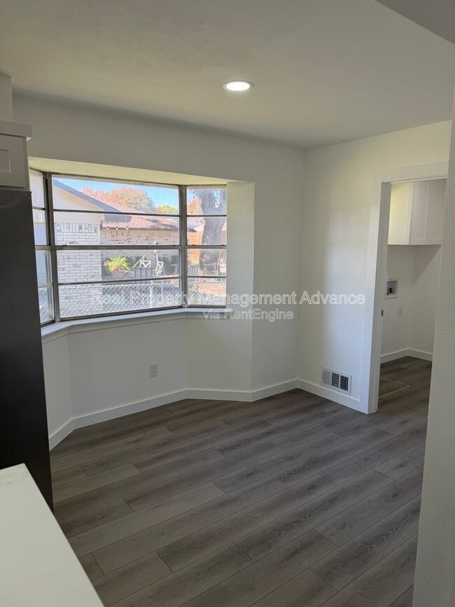 Building Photo - 905 Bromwich St