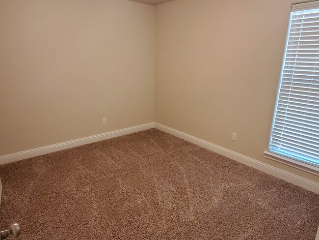 Building Photo - 710 E 94th St