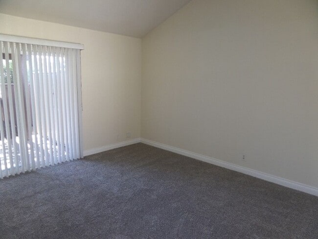 Building Photo - 3 Bedroom-2 Bathroom Single Story Home in ...