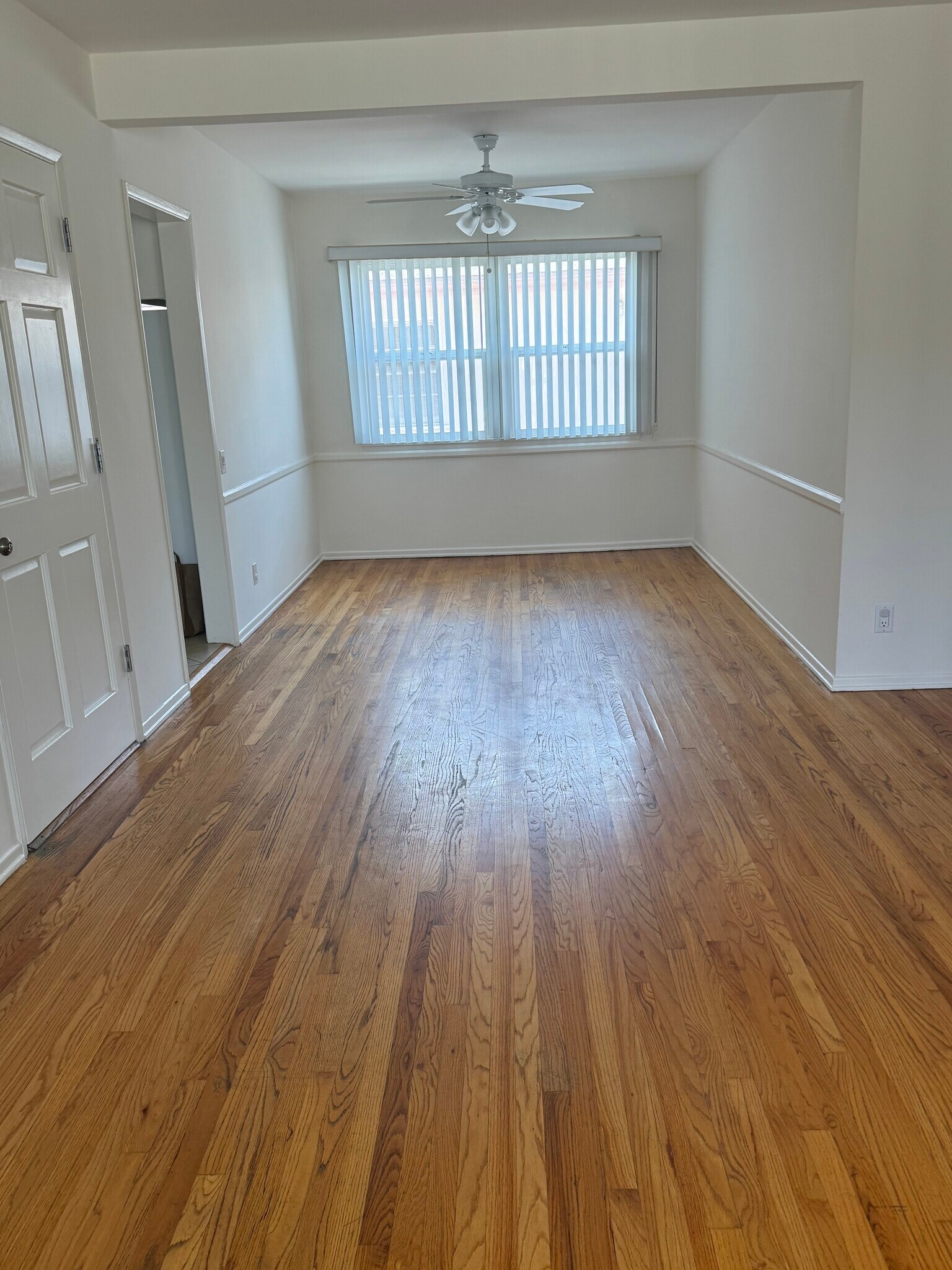 Dining area - 11641 National Blvd