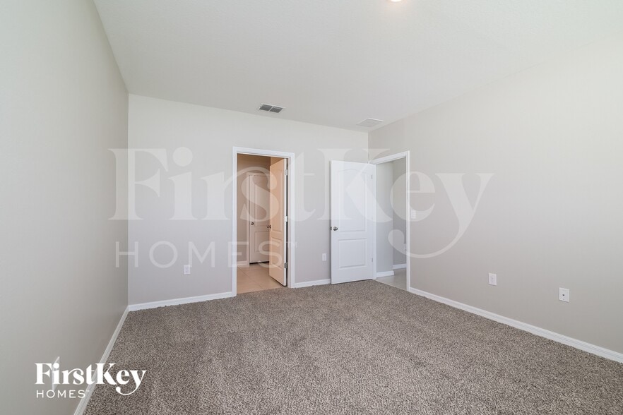 Building Photo - 709 Kindred Ln