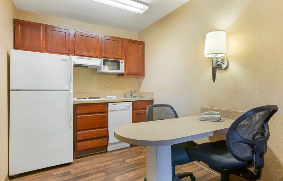 Building Photo - Furnished Studio-Phoenix - Chandler - E. C...