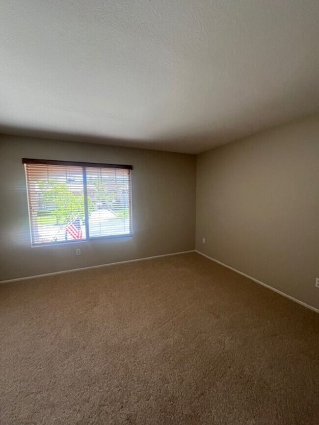Building Photo - Beautifully Updated 5-Bedroom Home with Ci...