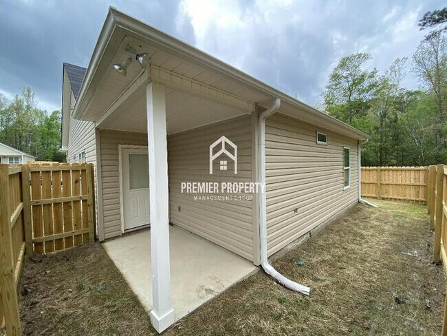 Building Photo - $500 OFF FIRST MONTHS RENT!