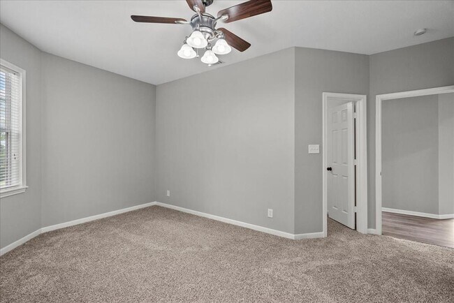 Building Photo - 401 Paradise Dr