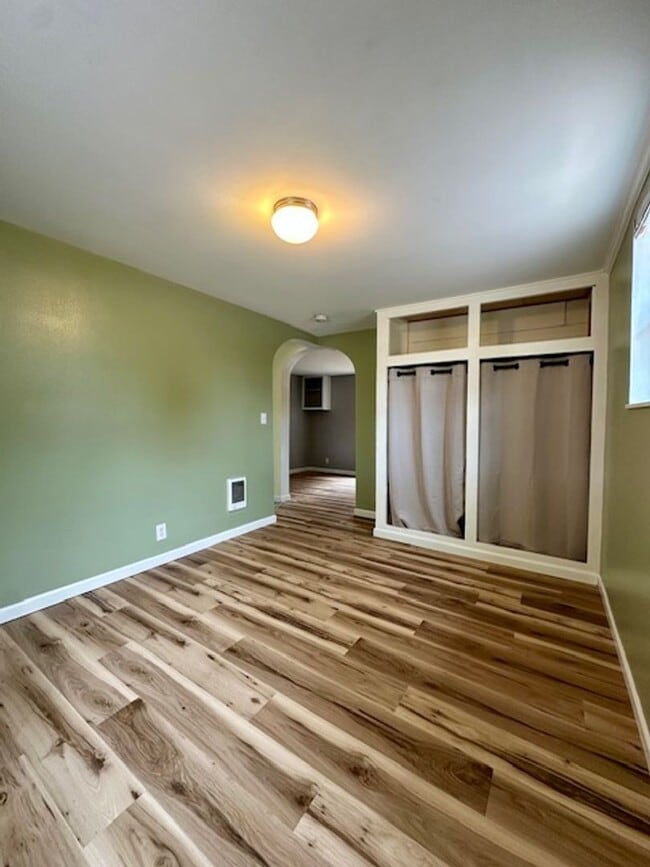 Building Photo - Great one bedroom unit in mid-town!  A mus...