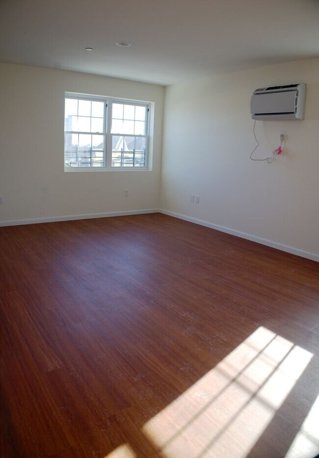 Building Photo - NEW 3 BEDROOM APT IN SOUNDVIEW