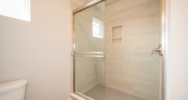 Building Photo - 4 Bed 2.5 Bath