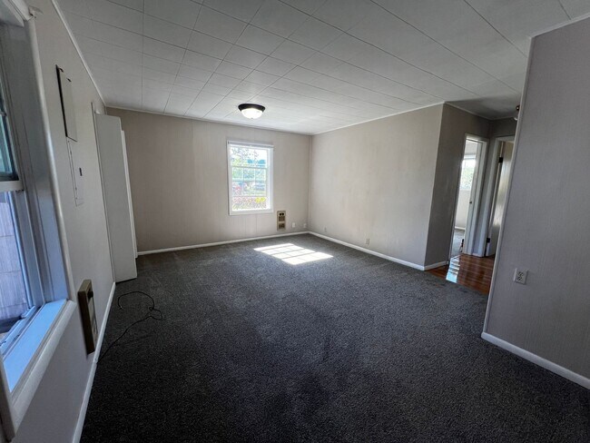 Building Photo - 3- bedroom 2-bathroom home in Pleasant Hill
