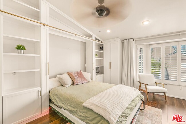 Building Photo - 14050 Magnolia Blvd