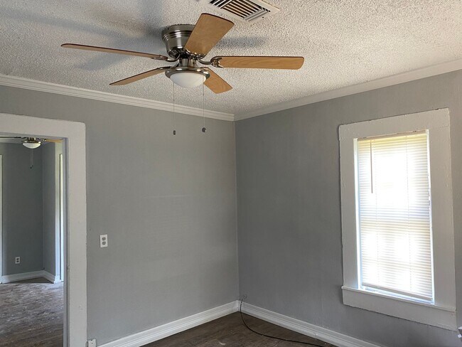 Building Photo - 2 Bedroom 1 bath Cottage with washer and d...