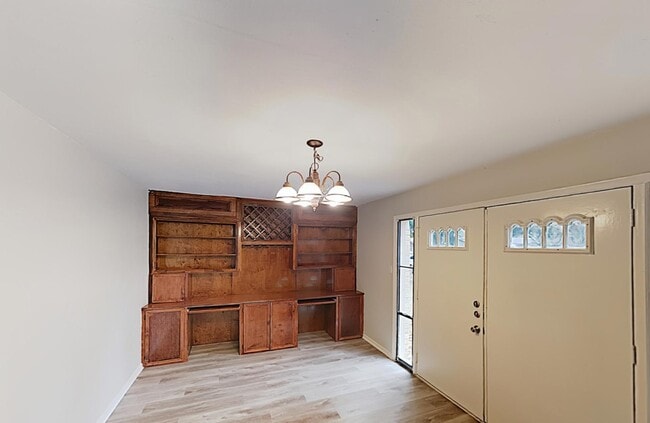 Building Photo - MOVE IN READY