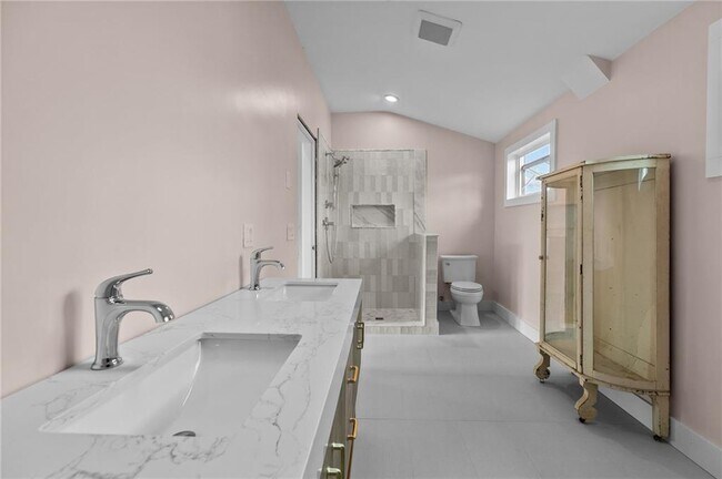 Building Photo - 76 Van Zandt Ave