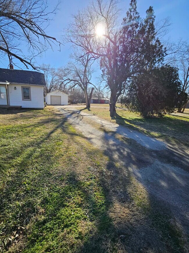 Lot - 325 E Avenue C