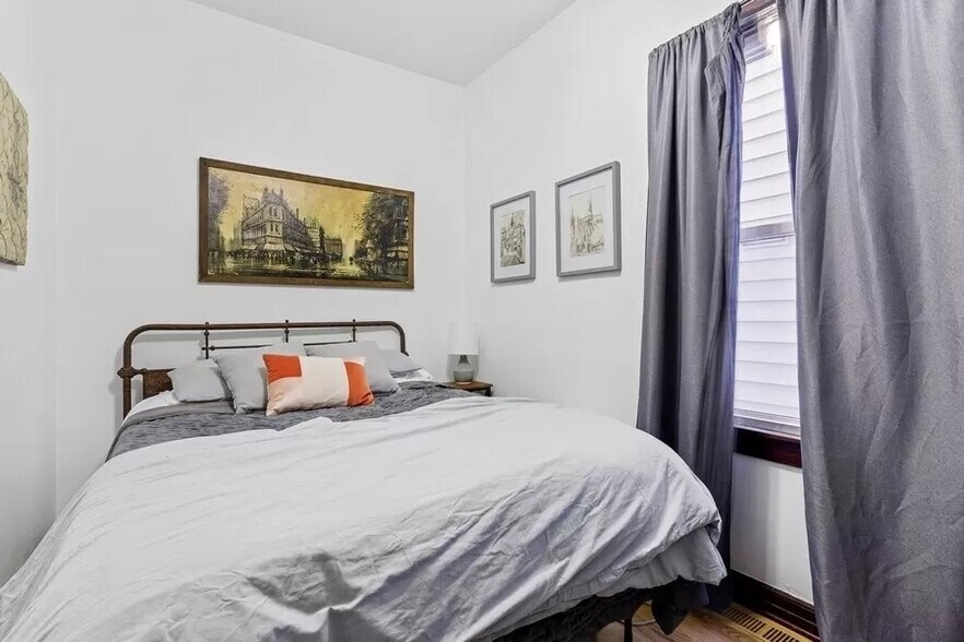 Building Photo - 1818 N Albany Ave