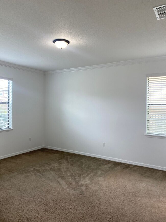 Building Photo - GORGEOUS WINDERMERE TERRACE  MONTH WITH LA...