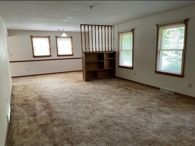 Building Photo - 5203 W Ridge Rd