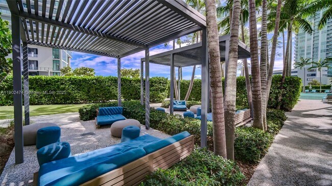 Building Photo - 480 NE 31st St