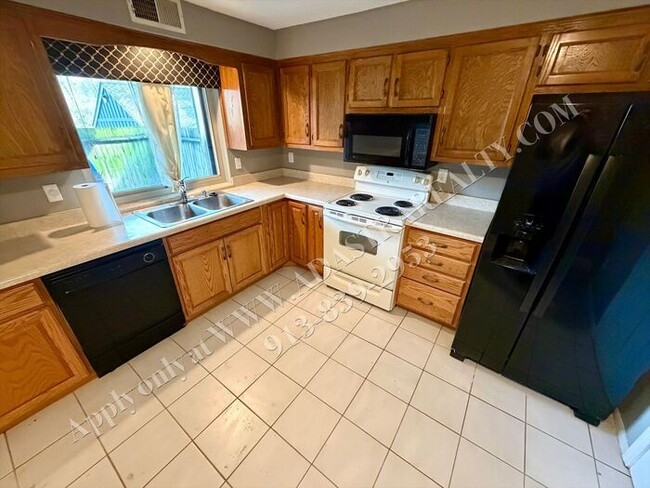 Building Photo - Spacious 2 Bed 2 Bath Ground Floor Unit-Available NOW!!