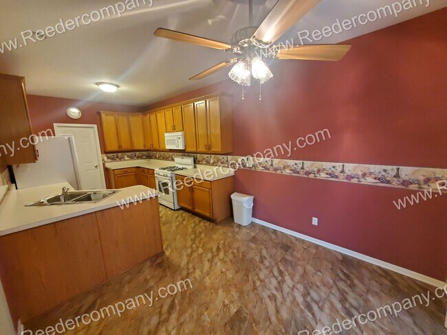 Building Photo - Spacious 2 bed 1.75 bath with 2 car attatc...