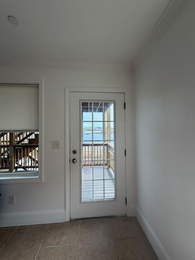 Building Photo - 375 Crescent Ave