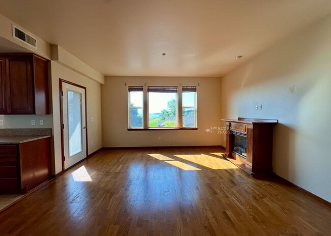 Building Photo - 1850 SW Scenic Heights St