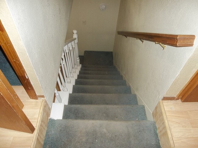 Building Photo - Country Home!!