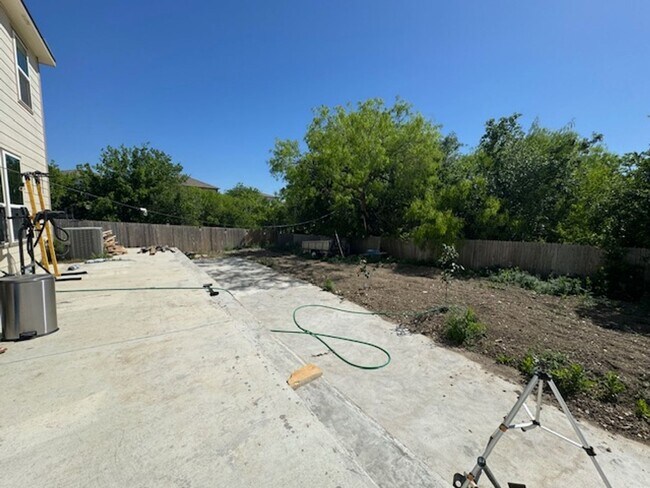 Building Photo - Super Nice! Featuring 4 bedroom/ 3 bath