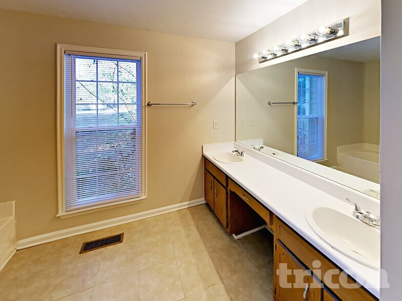 Building Photo - 4680 Woodglen Ct