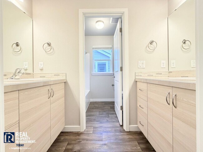 Building Photo - Modern 5-Bedroom Home with Mother-In-Law Suite & Covered Patio!