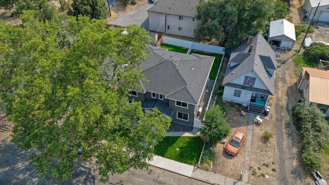 Building Photo - E. 7th Duplex