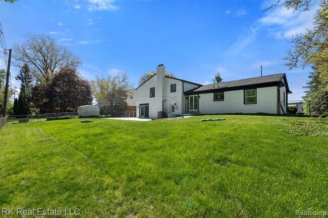 Building Photo - 30728 W 14 Mile Rd