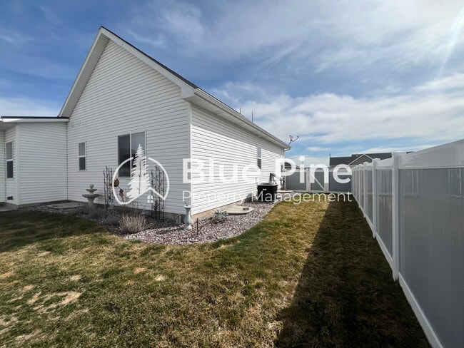 Building Photo - 1885 Mesa Cyn Dr