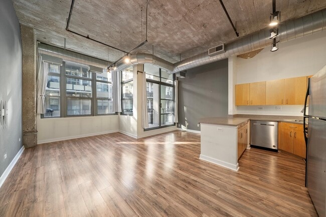 Building Photo - 900 N Kingsbury St