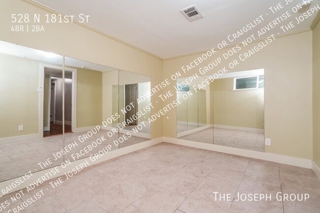 Building Photo - 528 N 181st St
