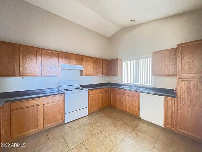 Building Photo - 4004 S Summer Ct
