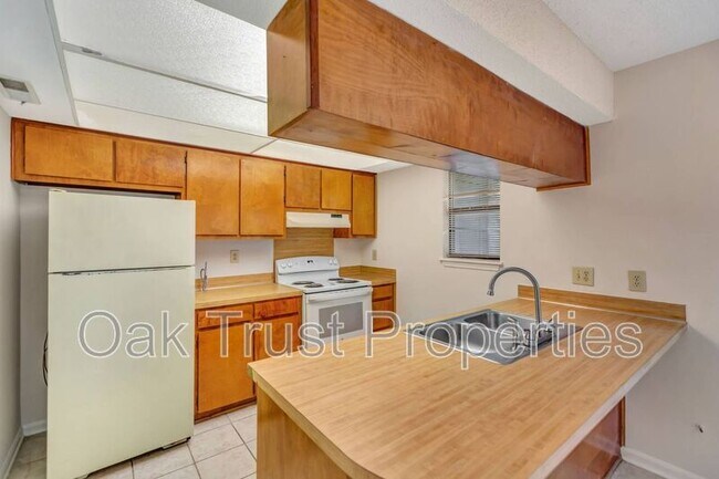 Building Photo - 593 Travelers Blvd