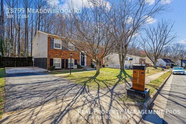 Building Photo - 3 Bed Single Family Home w/ Fenced in Back...