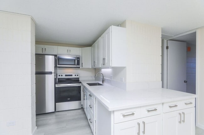 Building Photo - Sunset Lakeview - Fully renovated 3 bedroom, 2 bath on lower floor comes with tandem parking for ...