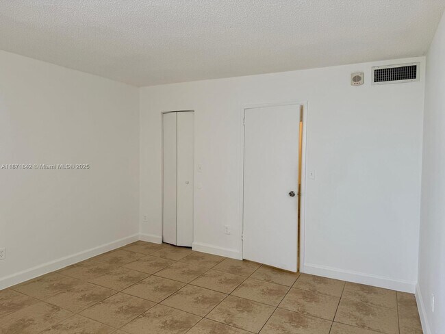 Building Photo - 2000 NE 135th St