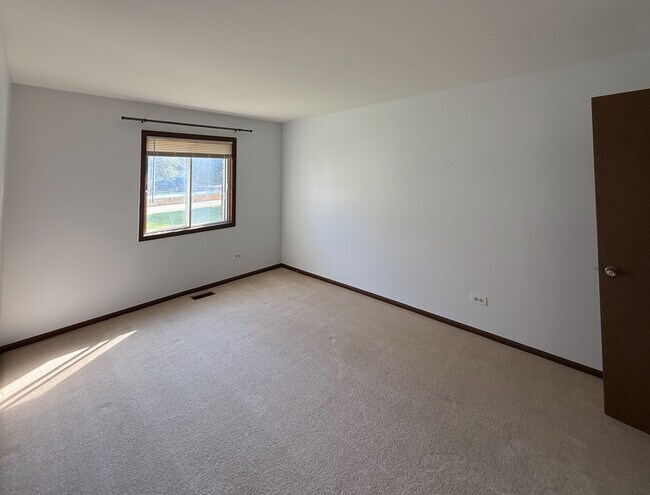 Building Photo - 325 Memory Ln