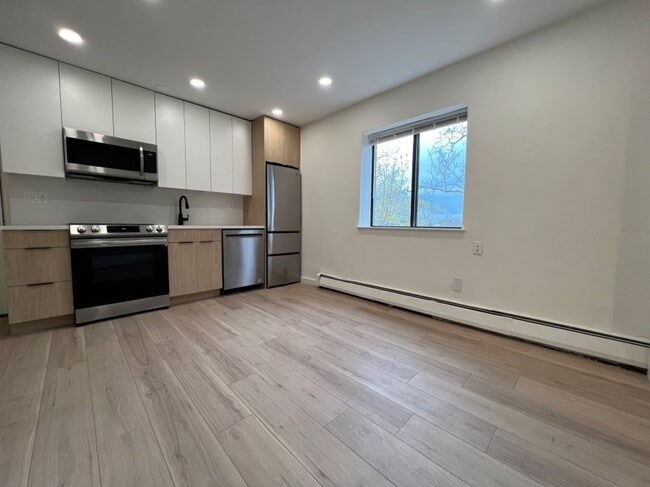 Building Photo - 1Br/1Bth apartment available June 1, 2026. Great location. Laundry in unit!
