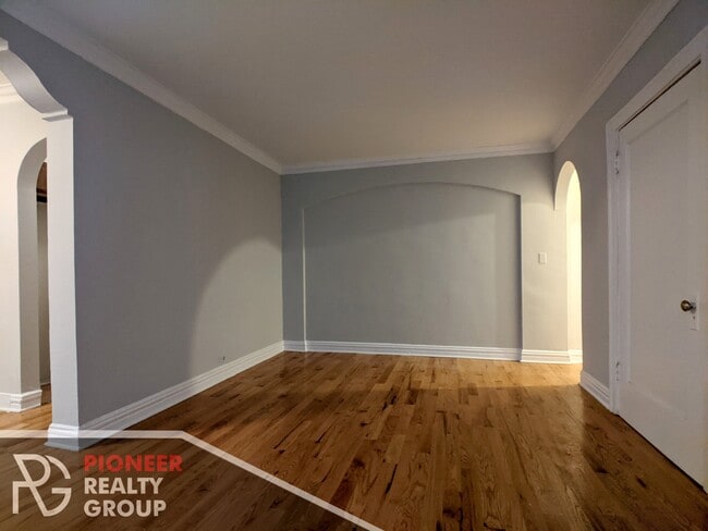 Building Photo - 425 W Roscoe St