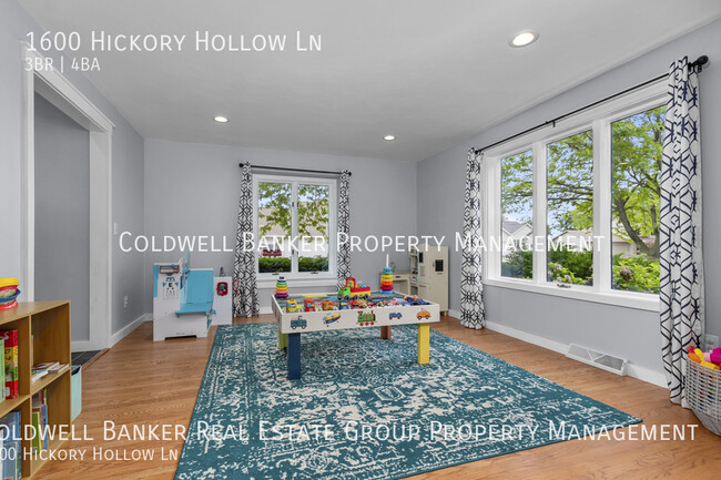 Building Photo - 1600 Hickory Hollow, Menasha