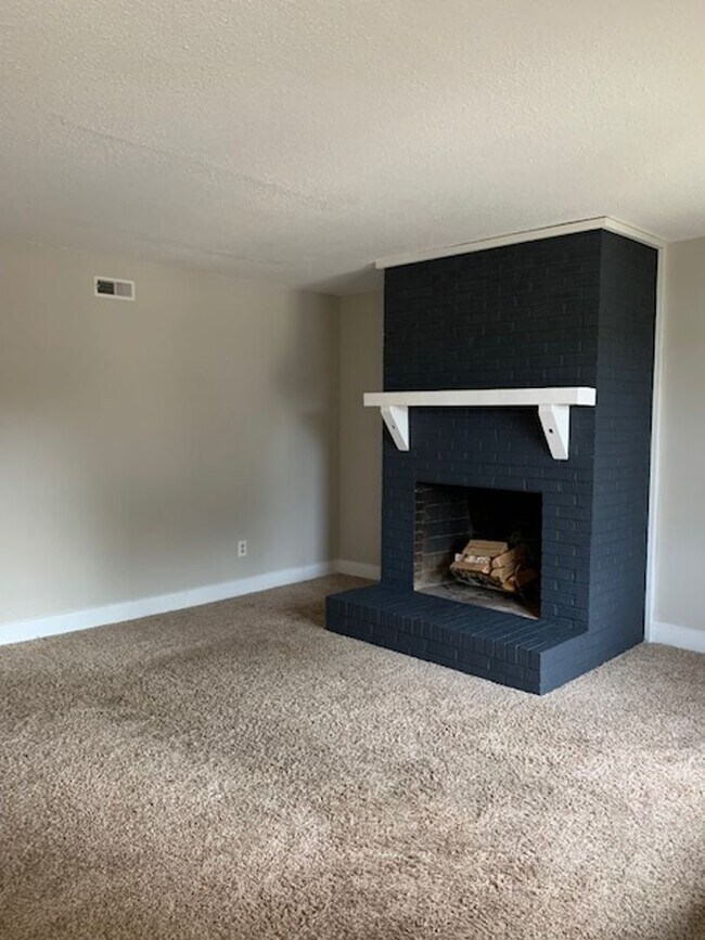 Building Photo - 118-122