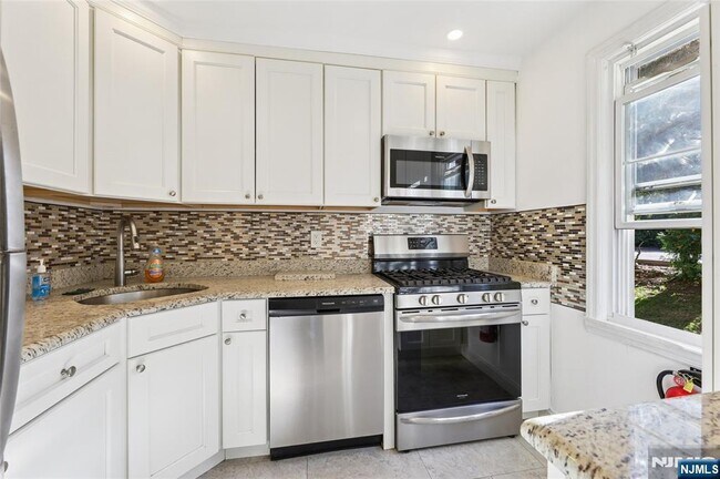 Building Photo - 25- 18 High St