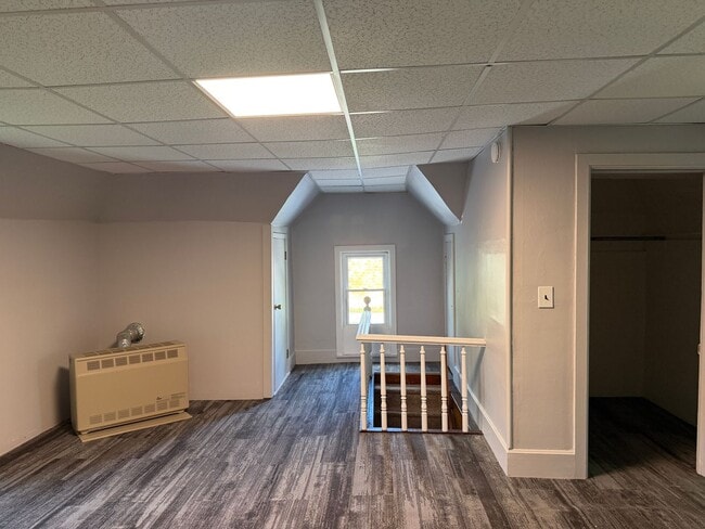 Building Photo - 3 Bed 1 Bath Home with Garage