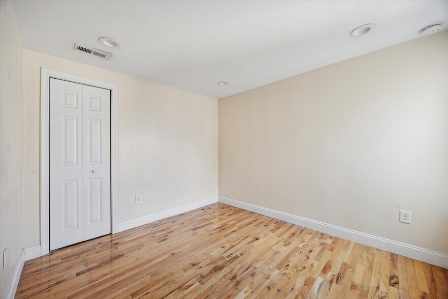 Building Photo - 861 N 20th St