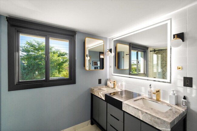 Building Photo - 8543 E Valley Vista Dr