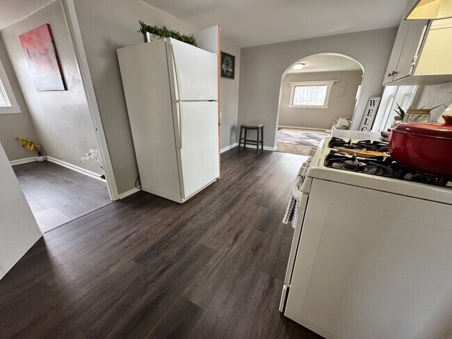 Building Photo - 2 bed, 1 bath home for rent in Waterloo